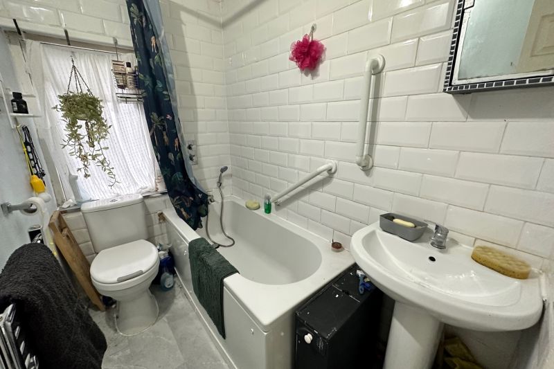 2 bed Terraced House For Auction