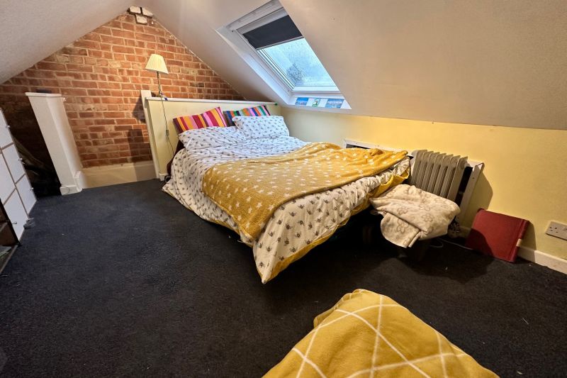2 bed Terraced House For Auction