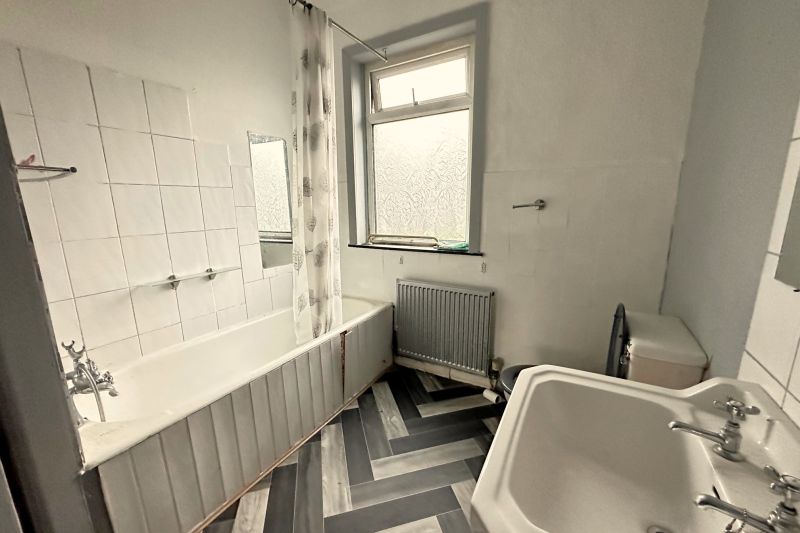 2 bed Terraced House For Auction