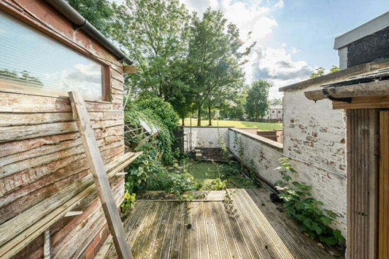 2 bed Terraced House For Auction
