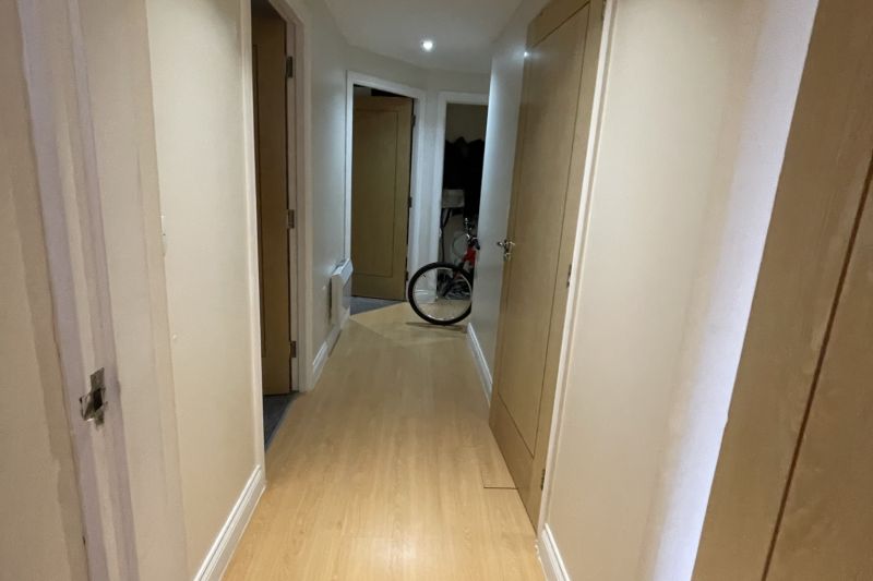 2 bed Flat For Auction