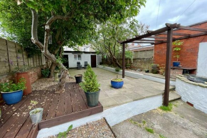 5 bed Semi-Detached House For Auction