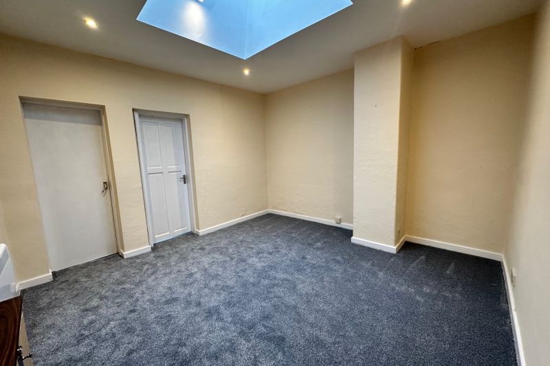 2 bed Flat For Auction