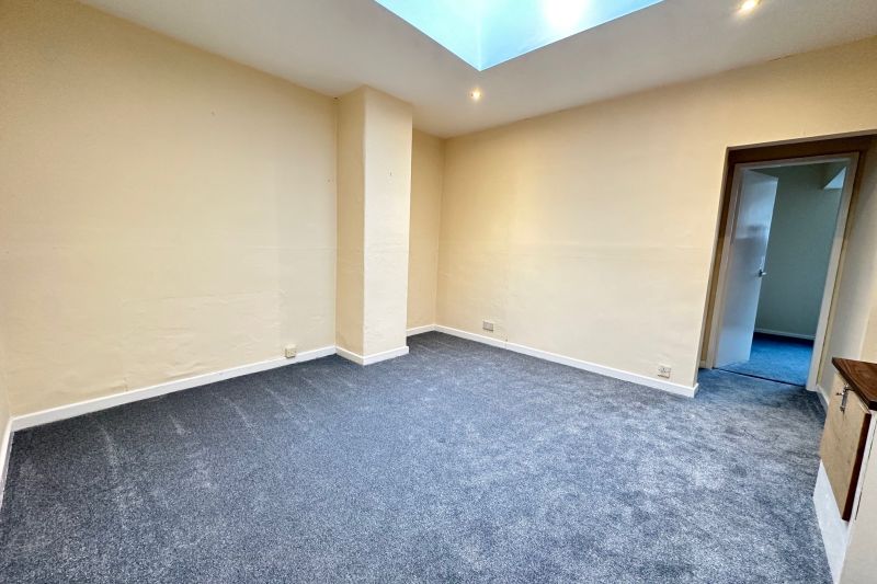 2 bed Flat For Auction