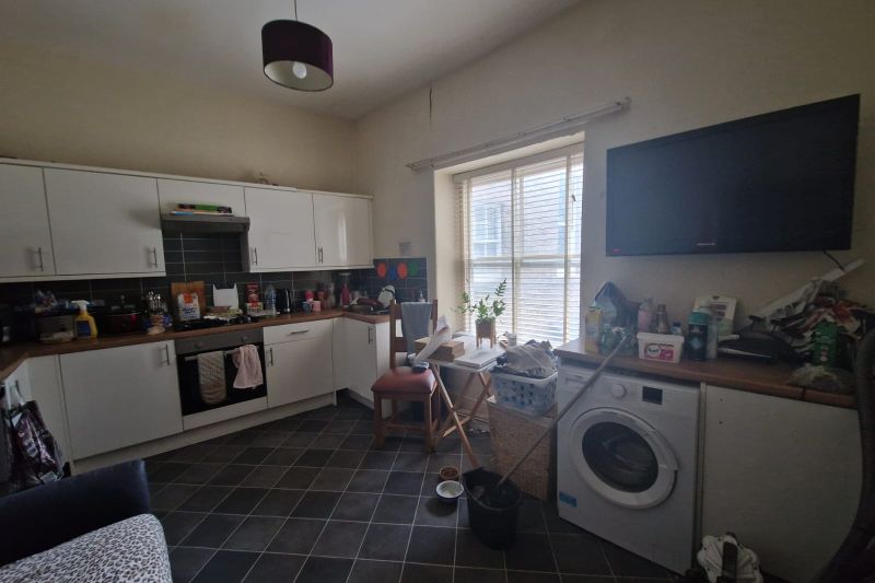 11 bed Apartment For Auction