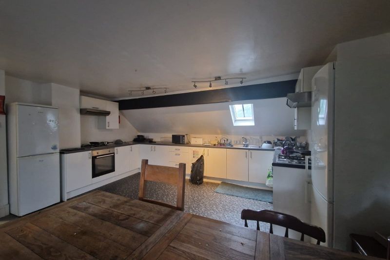 11 bed Apartment For Auction