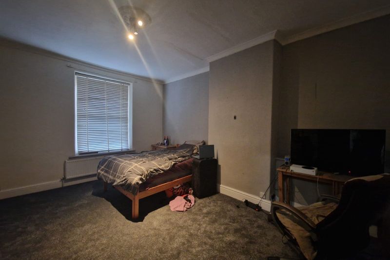 11 bed Apartment For Auction
