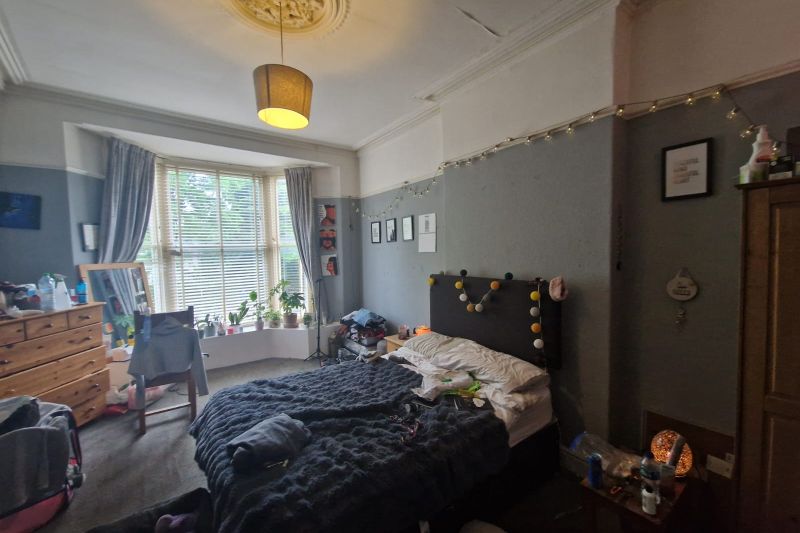 11 bed Apartment For Auction