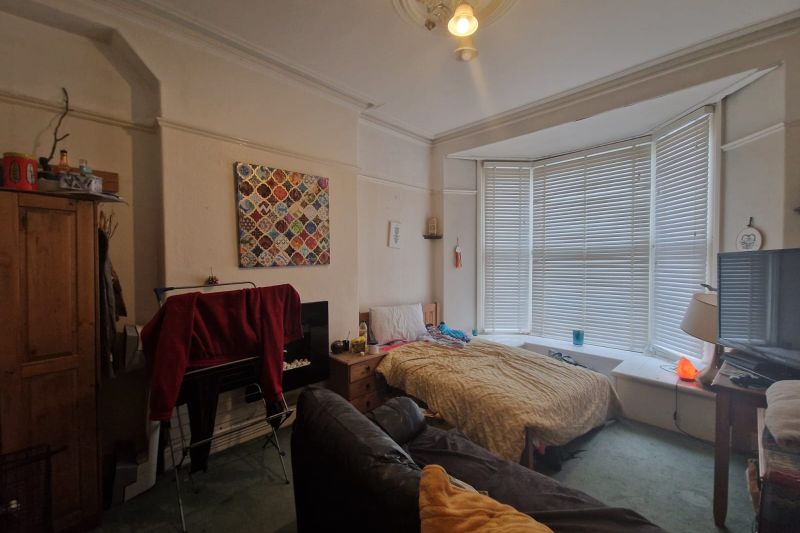 11 bed Apartment For Auction