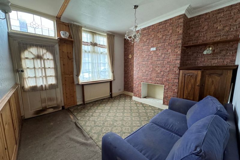 2 bed Terraced House For Auction