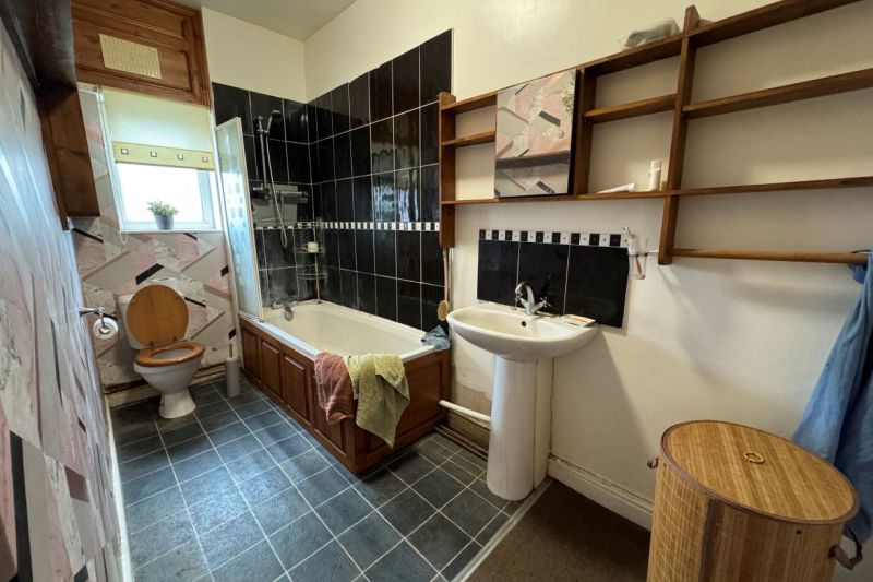 2 bed Terraced House For Auction