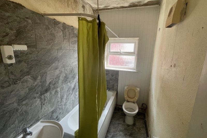 2 bed Terraced House For Auction