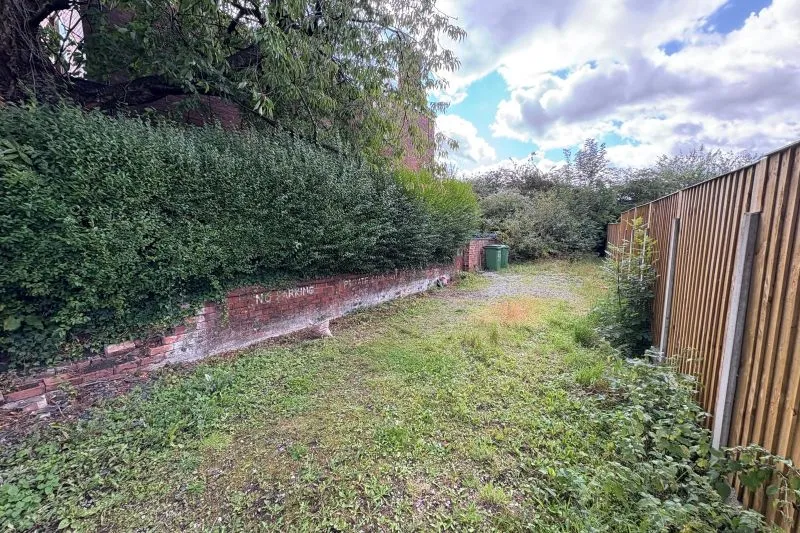 3 bed End Terrace House For Auction