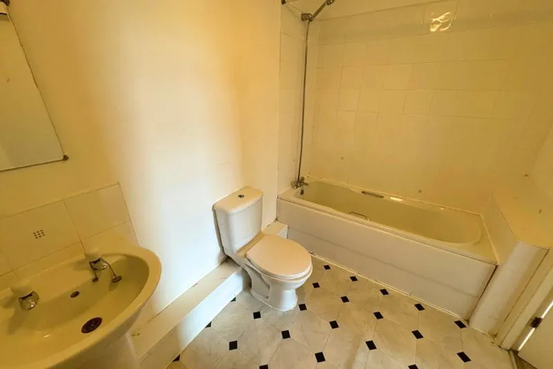 2 bed Flat For Auction