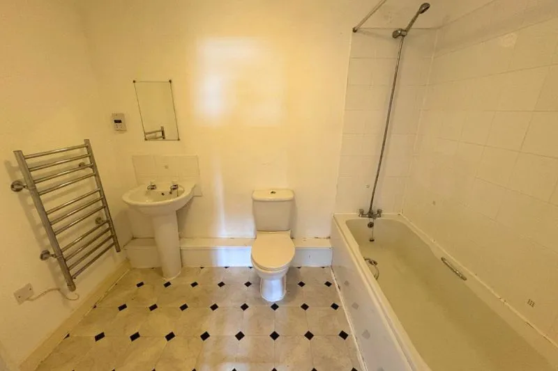 2 bed Flat For Auction