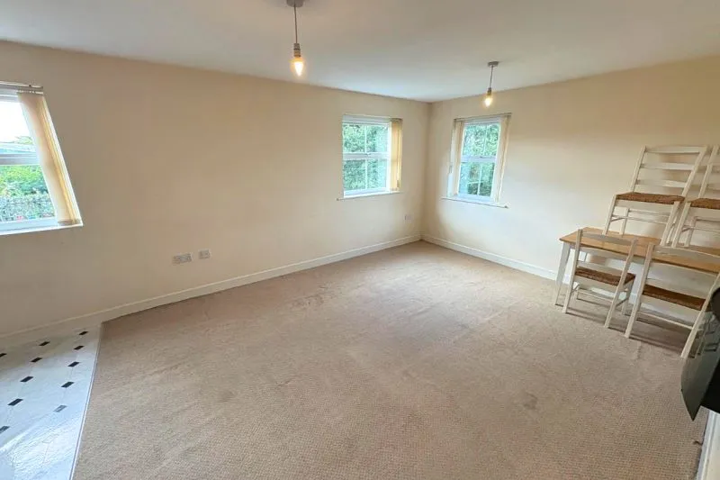 2 bed Flat For Auction