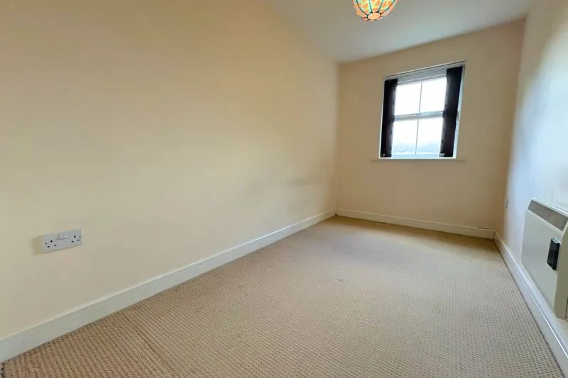 2 bed Flat For Auction