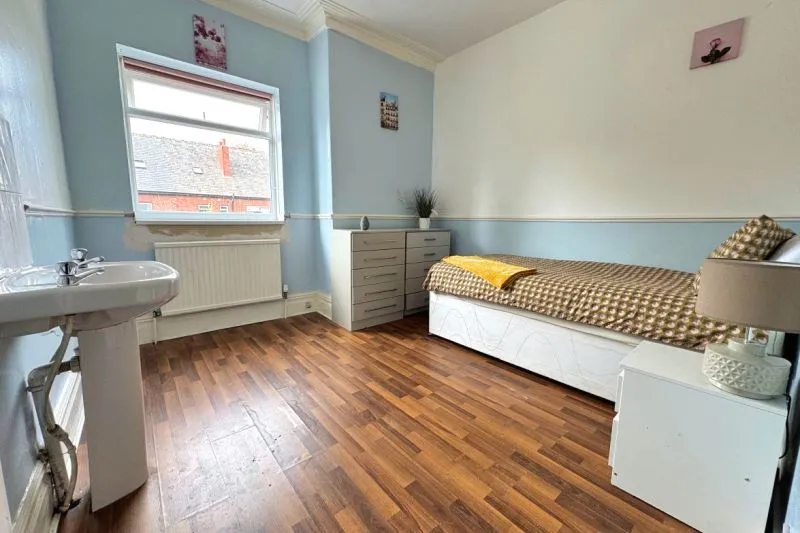 7 bed Detached House For Auction