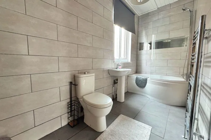 7 bed Detached House For Auction