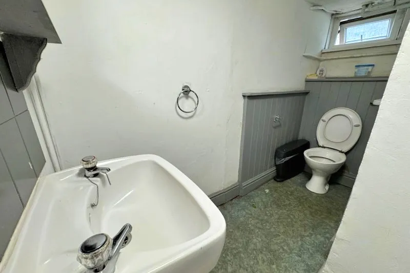 7 bed Detached House For Auction