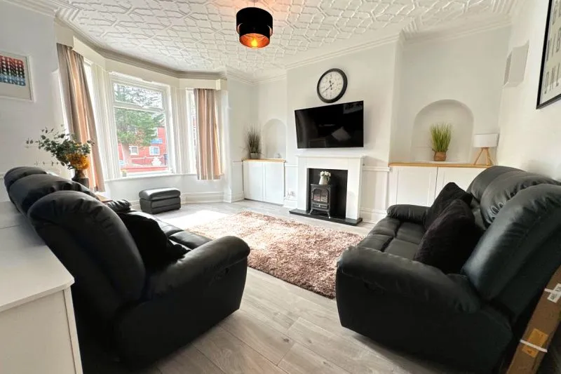 7 bed Detached House For Auction