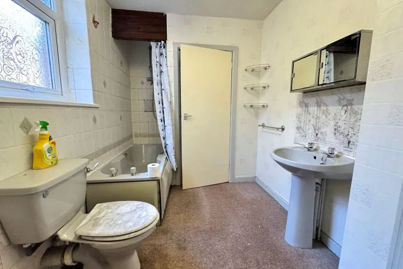 3 bed End Terrace House For Auction