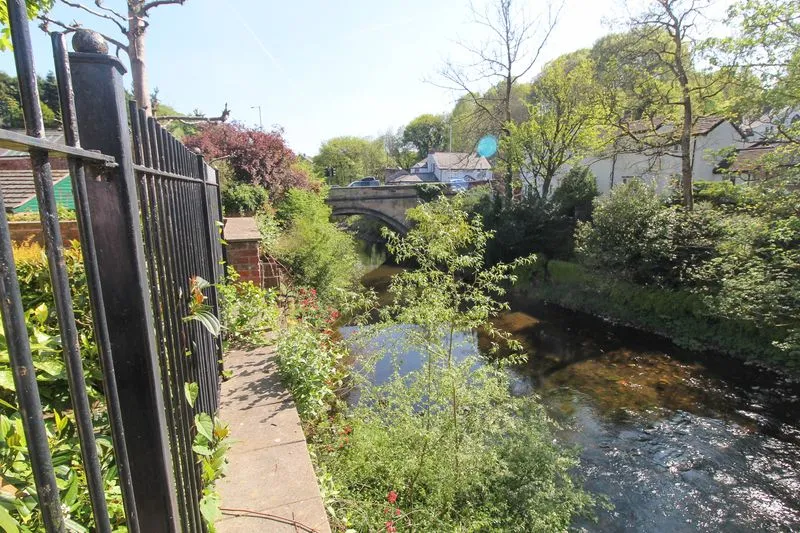 2 bed Apartment For Auction