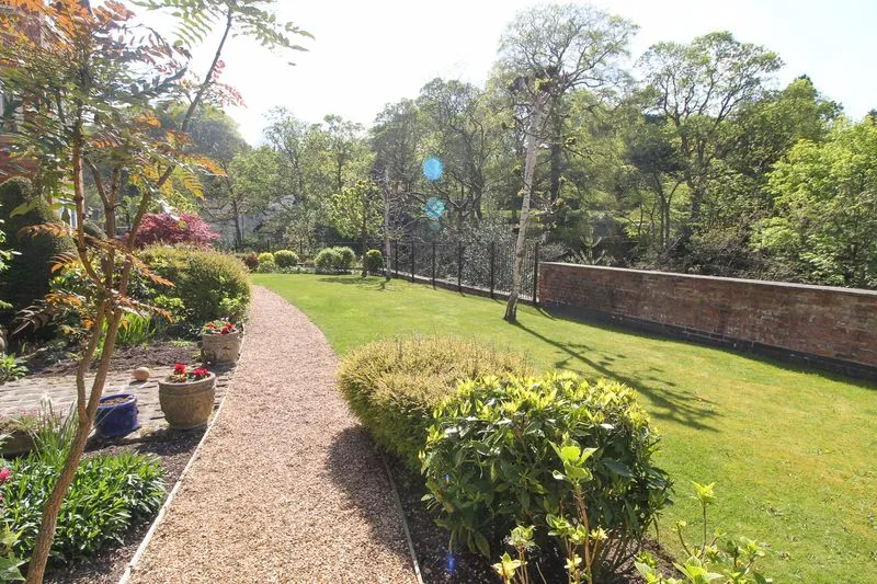 2 bed Apartment For Auction