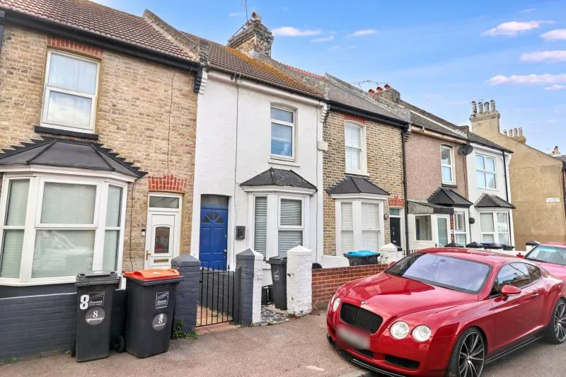 2 bed Terraced House For Auction
