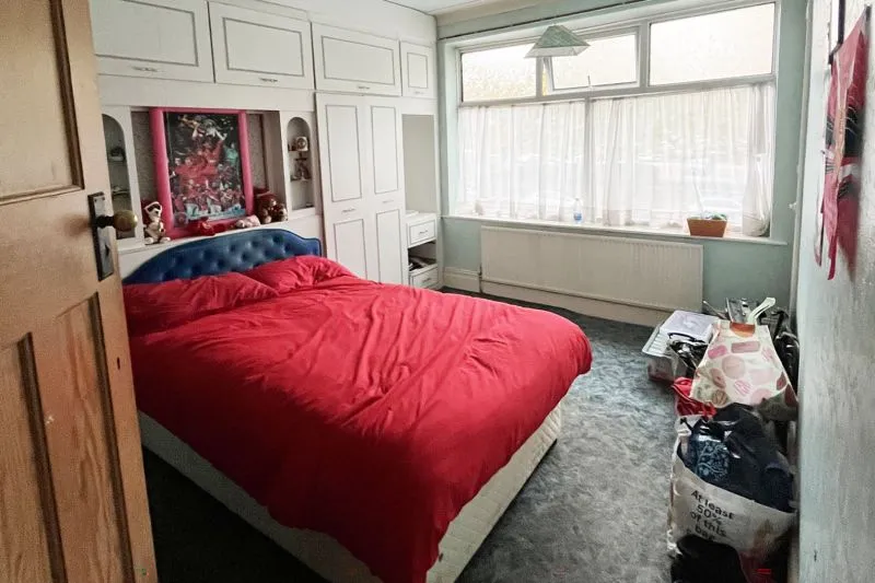 5 bed Detached House For Auction