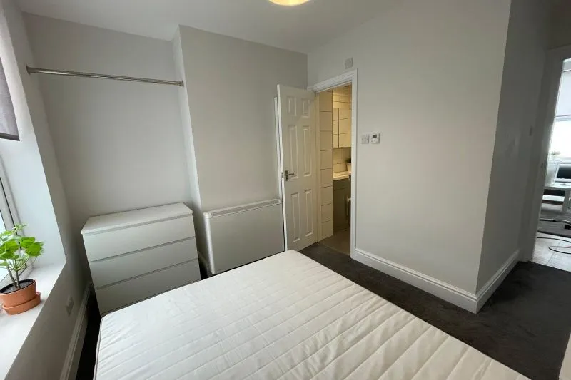 5 bed Semi-Detached House For Auction