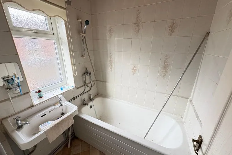3 bed End Terrace House For Auction