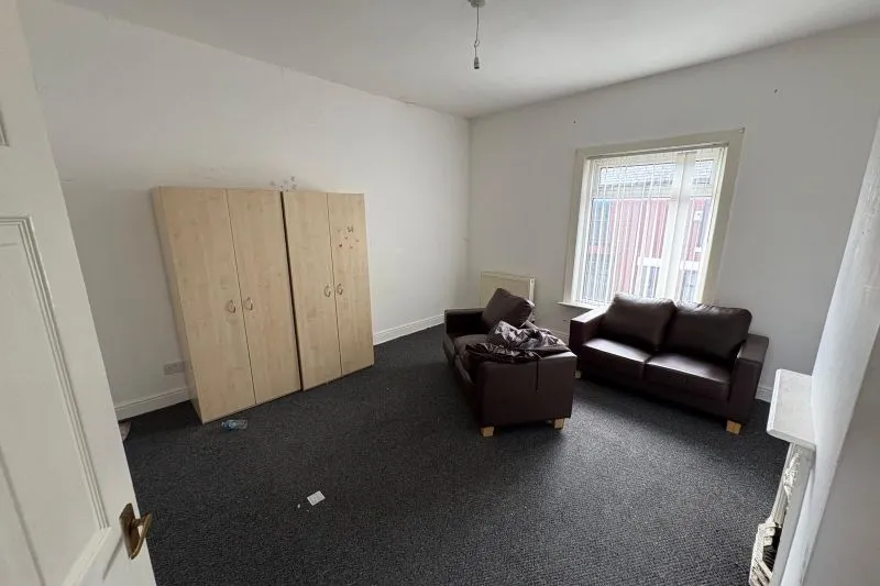 2 bed Terraced House For Auction