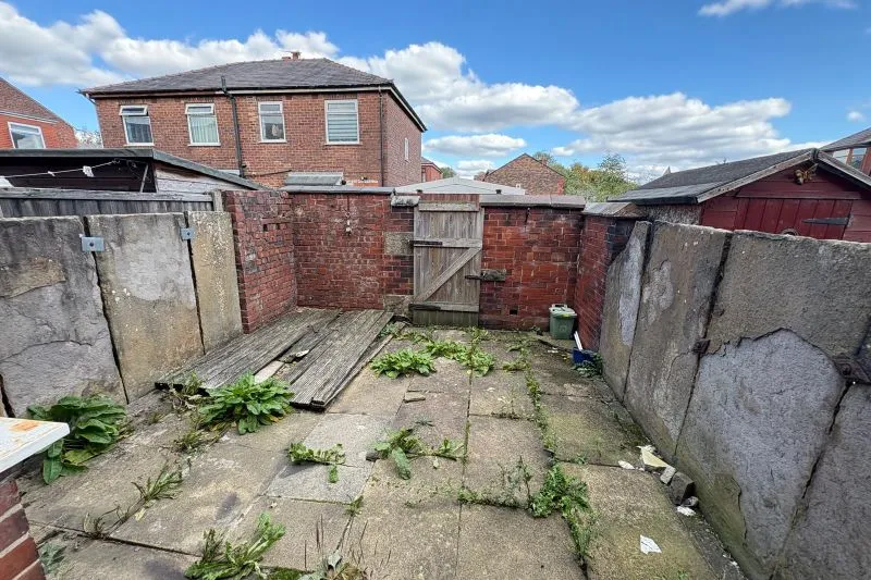 2 bed Terraced House For Auction
