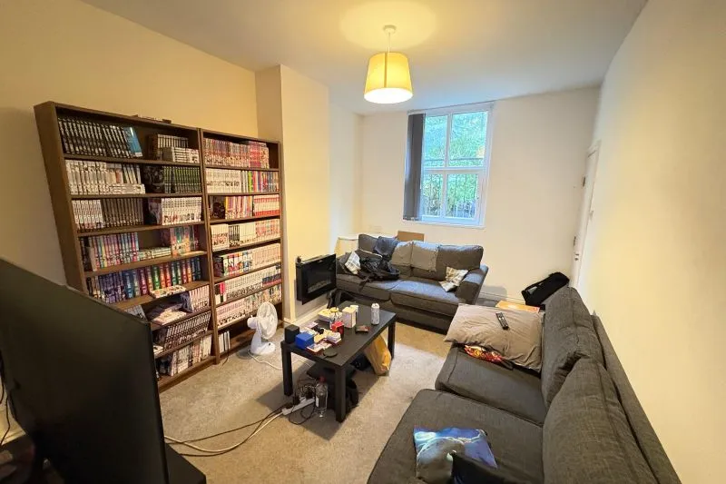 2 bed Flat For Auction