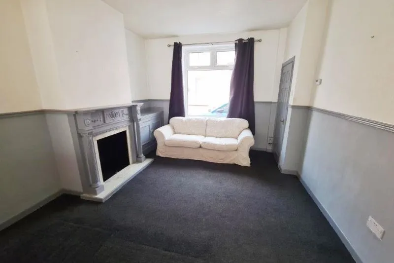 2 bed Terraced House For Auction