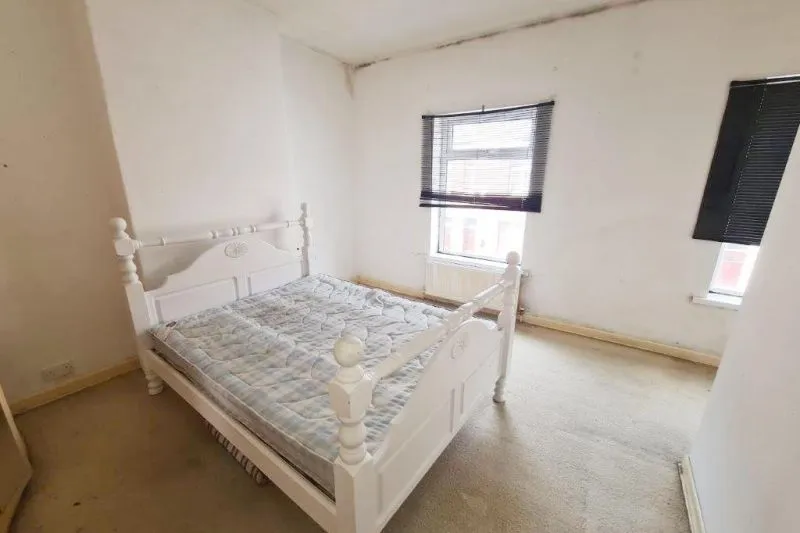 2 bed Terraced House For Auction