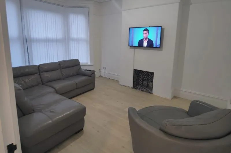 5 bed End Terrace House For Auction