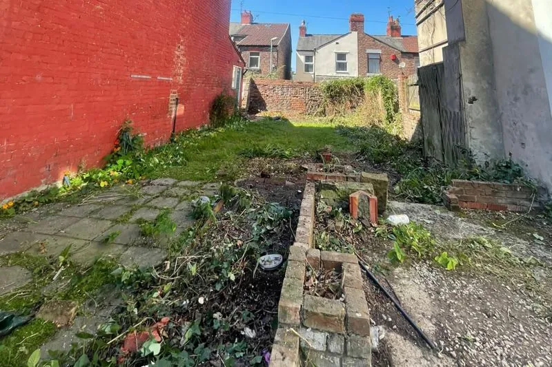 5 bed End Terrace House For Auction