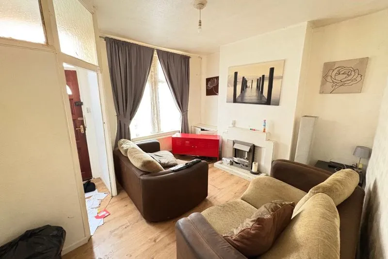 2 bed Terraced House For Auction