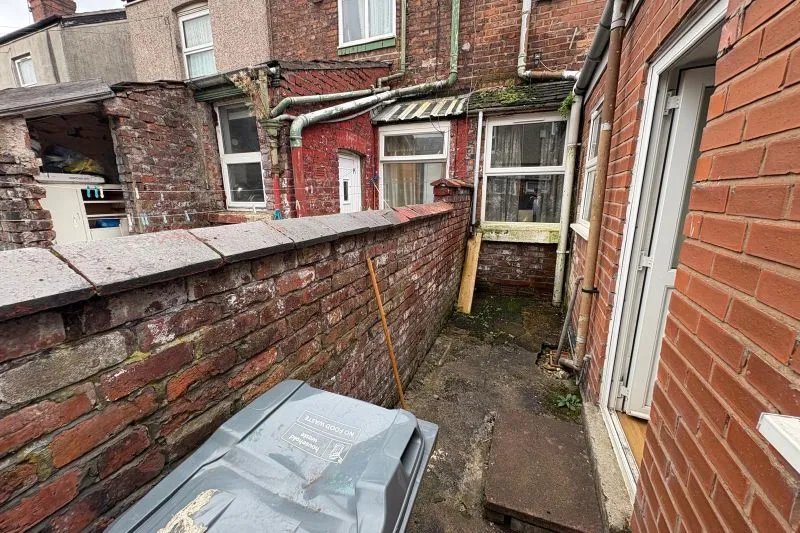 2 bed Terraced House For Auction