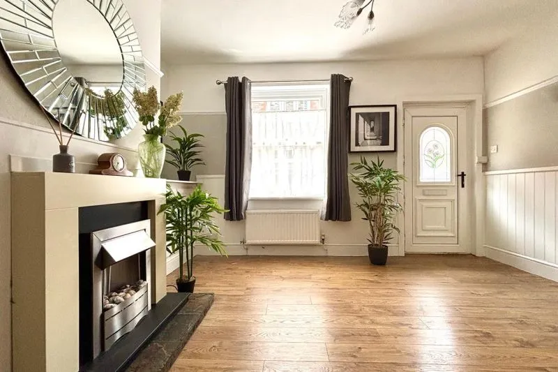 2 bed Terraced House For Auction