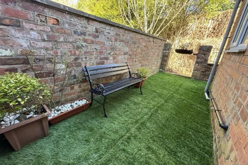 2 bed Terraced House For Auction