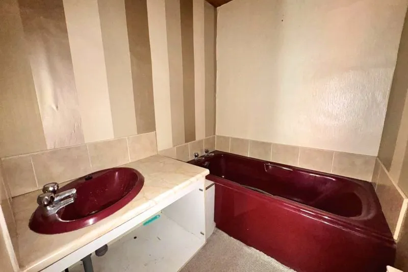 5 bed End Terrace House For Auction