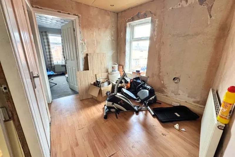 5 bed End Terrace House For Auction