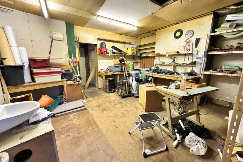 5 bed End Terrace House For Auction