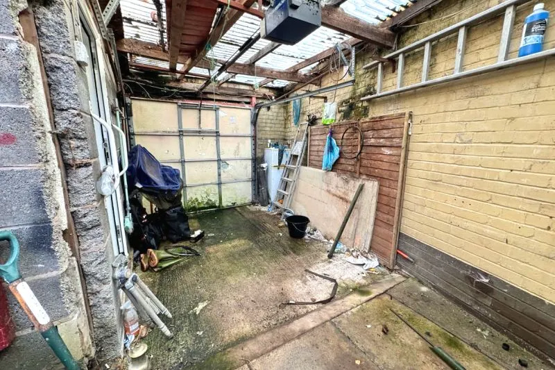 5 bed End Terrace House For Auction