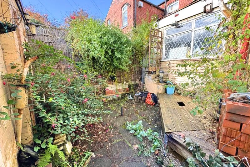 5 bed End Terrace House For Auction