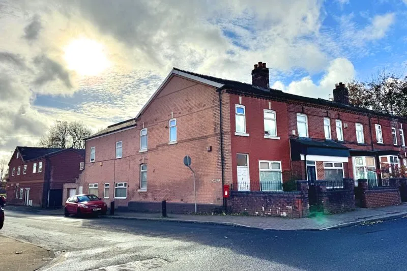 5 bed End Terrace House For Auction