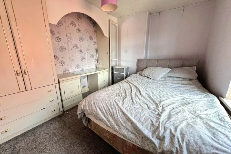 5 bed End Terrace House For Auction